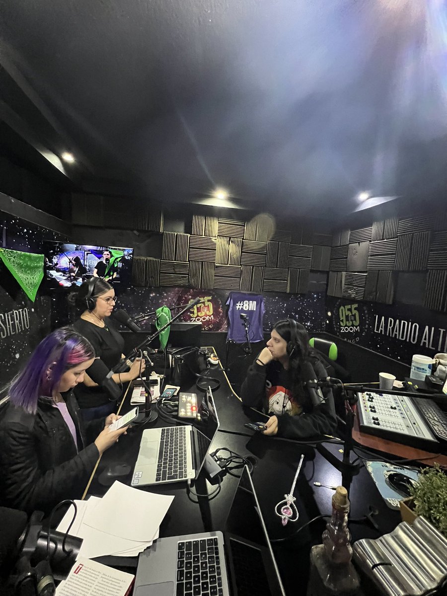 WendyAvilesR's tweet photo. Para el programa especial por #8M en #ReporteWiki @zoom95fm 💜
Lourdes Encinas @lojesa nos está platicando de la representación de las mujeres en la actualidad en el cine, literatura, la @andrearominag suma a la conversa la serie de TV “I may destroy you”. La @kajeta muy atenta. https://t.co/GnTgu8JKDz