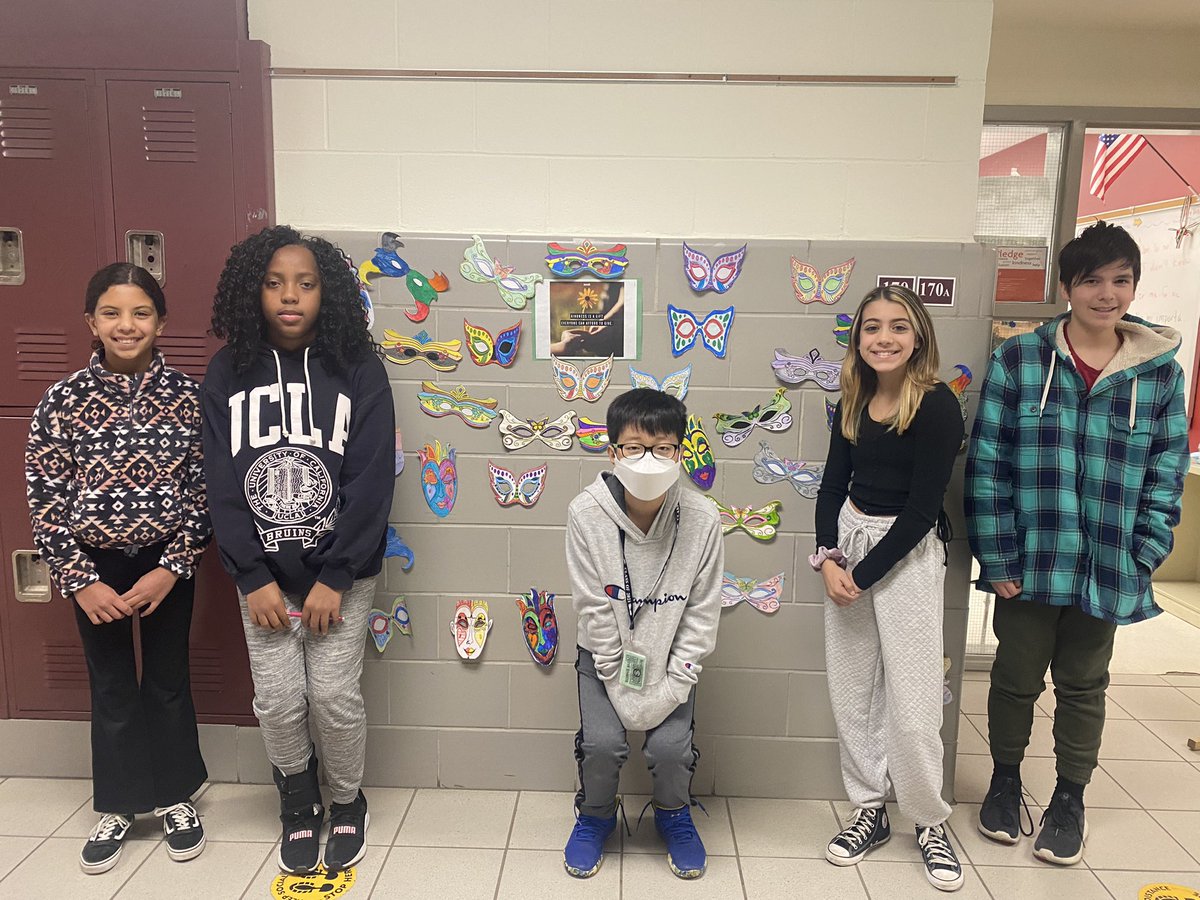 ProfRossetti's tweet photo. The halls are decorated and we’re celebrating #ForeignLanguageWeek here @WTClarkeMS!🇺🇸🇮🇹🇫🇷🇪🇸🇲🇽 Did you know there are over 7,000 different languages spoken all over the 🌎? https://t.co/z01AINWZrg