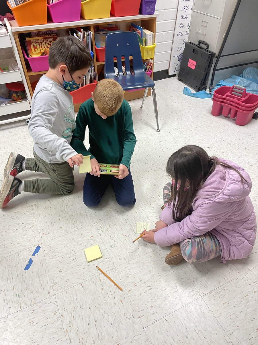 Strickland_SWES's tweet photo. We are deep in our research unit! Students are working in groups to research, stop and jot, organize information into similar groups, and create a mindmap to display their information! Thanks @MrsDoneAART for getting us started! https://t.co/KYveYf5qHw