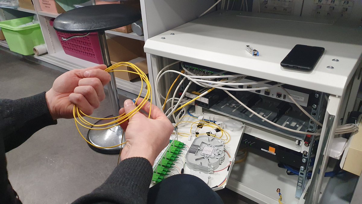 Livrer #LaFibreEntreprise #orange ce sont des femmes et des hommes  aux 4 coins de la France, à votre service. Ici Kévin, à Bordeaux, qui a "allumé" une FTTO chez un client. <a href="/MarcBlanchet75/">Marc Blanchet</a> @cdesseignes <a href="/Touzalin_Bruno/">Touzalin Bruno</a> <a href="/erwan3544/">erwan launay</a> <a href="/olivierdefosse/">Olivier Defosse</a>