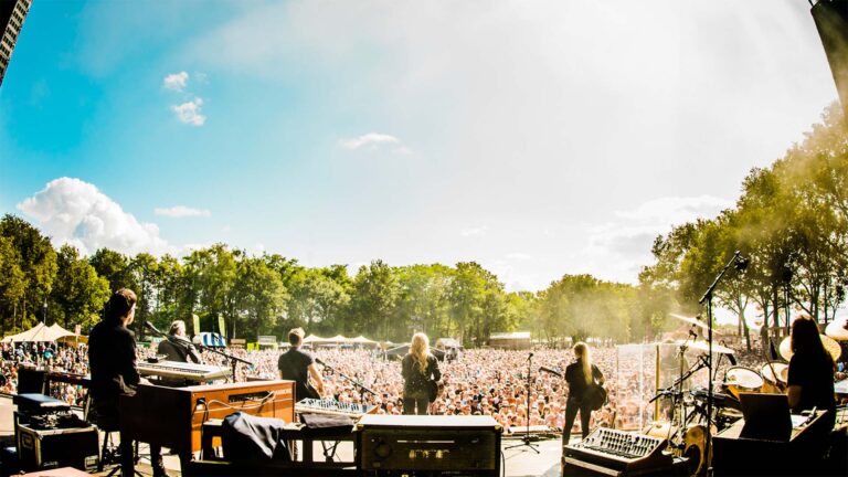 Tuckerville maakt eerste namen bekend: Danny Vera, Guus Meeuwis en DI-RECT naar Het Rutbeek