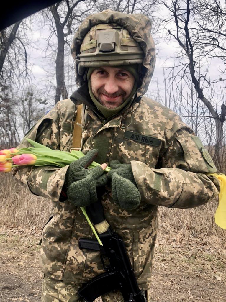 Flowers on Checkpoint - a soldier gifting tulips to passengers for 8th of March, #WomensDay

My dad asked if I can sell the photo he took today while they evacuate Kyiv as NFT to help our and other families

100/100 for 0.03ETH on <a href="/opensea/">OpenSea</a> w <a href="/manifoldxyz/">manifold.xyz</a> >opensea.io/assets/0x3c1eb…