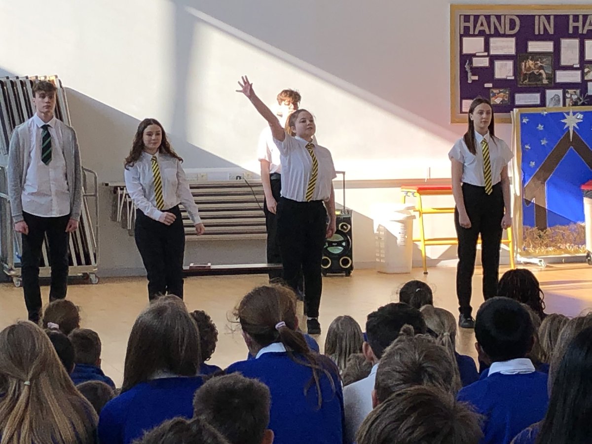BridgewaterPrim's tweet photo. Thank you to the students at Rushden Academy for brilliantly acting a very thought provoking online safety play for our Y5/6 children. @BridgewaterPrim @RA_Principal1 https://t.co/kmLuqqYBR6