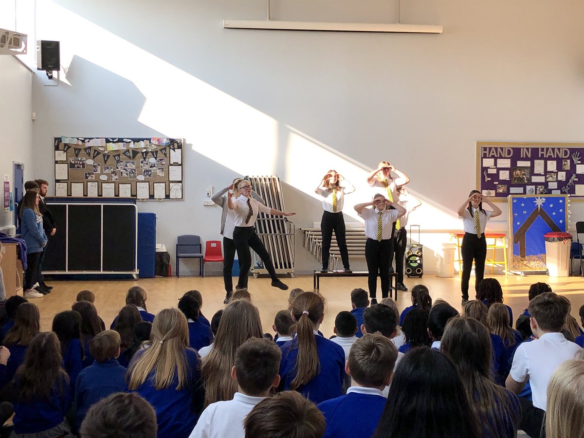 BridgewaterPrim's tweet photo. Thank you to the students at Rushden Academy for brilliantly acting a very thought provoking online safety play for our Y5/6 children. @BridgewaterPrim @RA_Principal1 https://t.co/kmLuqqYBR6