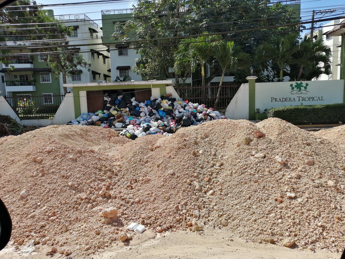 Atención <a href="/MOPCRD/">Ministerio de Obras Públicas RD</a> <a href="/ambienterd/">Ministerio de Medio Ambiente RD</a> más de 15 días que en Res. Pradera Tropical, aut. San Isidro, Ayuntamiento no ha podido recoger la basura debido al bloqueo del depósito de la misma por parte del contratista que trabaja en la ampliación de la vía.