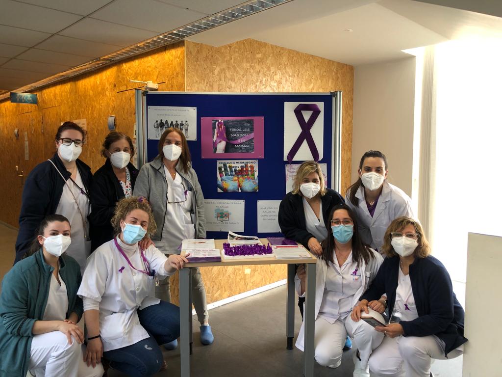 Mesa informativa sobre salud  de las profesionales del <a href="/CSLaRivota/">CS La Rivota</a> en Alcorcón con motivo del #DiaInternacionalDeLaMujer 

#AtencionPrimariaCMadrid