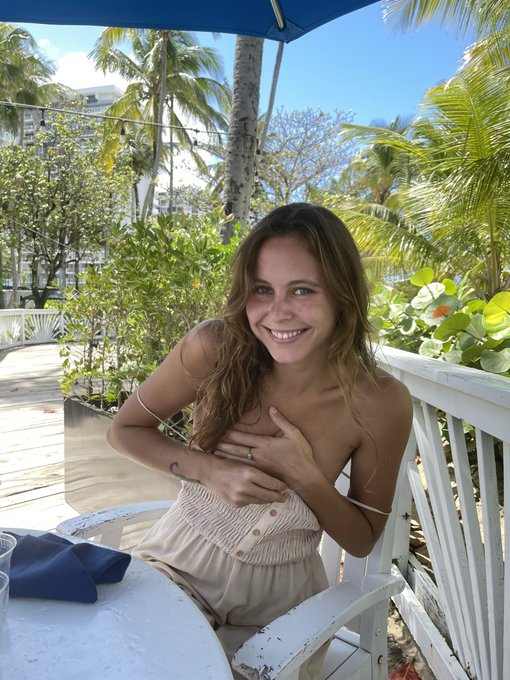 just a girl tryna get some free lunch 😁 https://t.co/DfCJSNYdG4