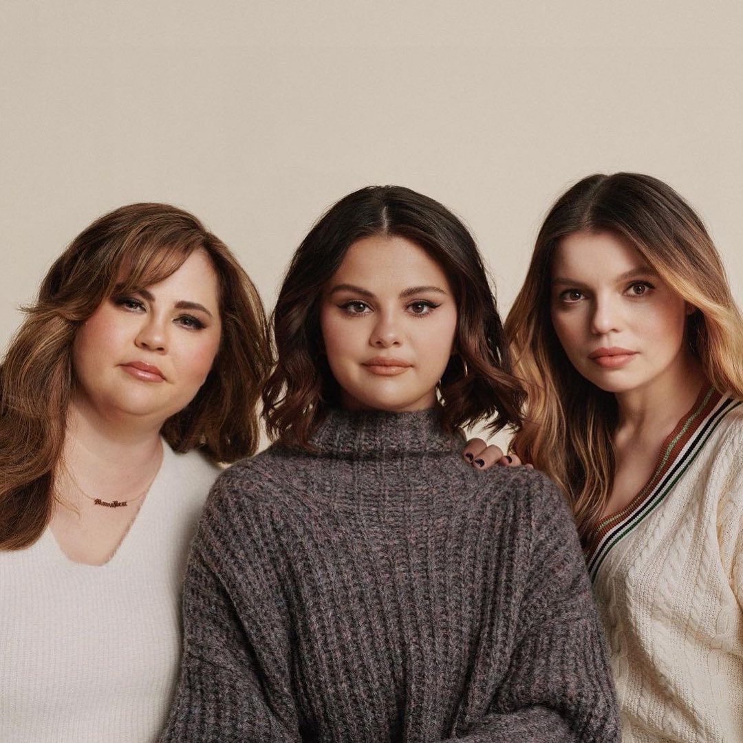 SelenaFanClub's tweet photo. She’s always giving girl boss vibes⚡️#InternationalWomensDay https://t.co/eb1F5pKIJl