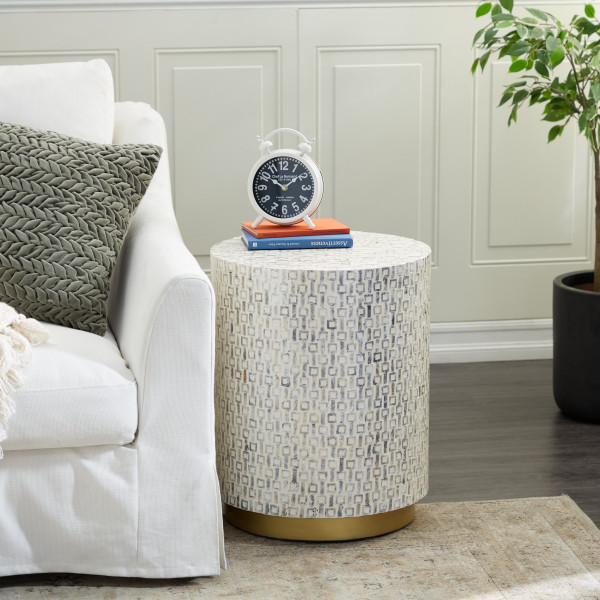 UMAHomeDecor's tweet photo. Style Spotlight! We are all loving natural materials and we can't forget about shell inlay!  Whether its a vase or accent table, adding a piece made of capiz shells will definitely level up your style game ✨

#CapizShell #ShellInlay #Accenttable #Vase #HomeDecor #UMAHomeDecor https://t.co/9VZiOQPGtv