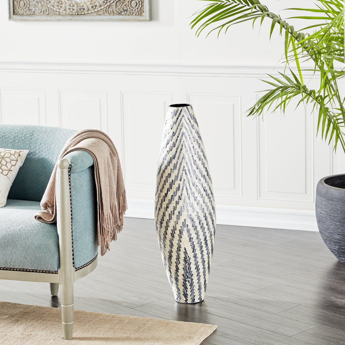 Style Spotlight! We are all loving natural materials and we can't forget about shell inlay!  Whether its a vase or accent table, adding a piece made of capiz shells will definitely level up your style game ✨

#CapizShell #ShellInlay #Accenttable #Vase #HomeDecor #UMAHomeDecor