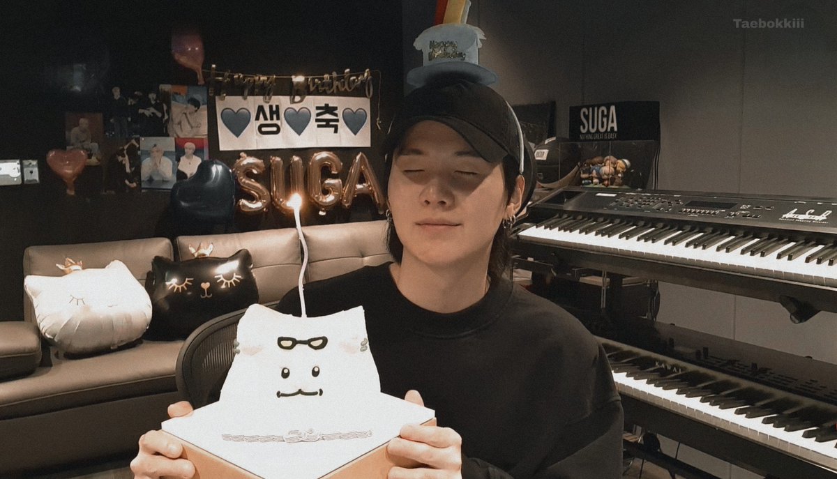 jimintaeprince's tweet photo. HAPPY BIRTHDAY OUR YOONGI🥰💜💜
#KingYoongiDay
#DaeguWordsmithDay
#OurFirstLoveSUGA
#ThatSameMoonlight
#YOONGIDAY
#SUGA
@BTS_twt https://t.co/U2TBuiPDU7