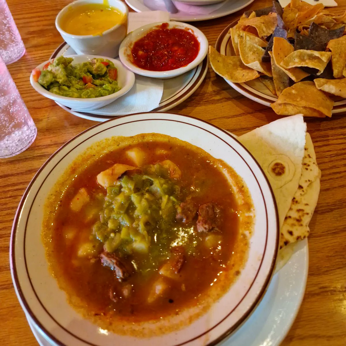 sartorible's tweet photo. Day 1 of #santafe food: green chilli stew and a trio of tacos ✨️🌮
#Conference #queersinstem #travel #food https://t.co/oMDpE2DdLV
