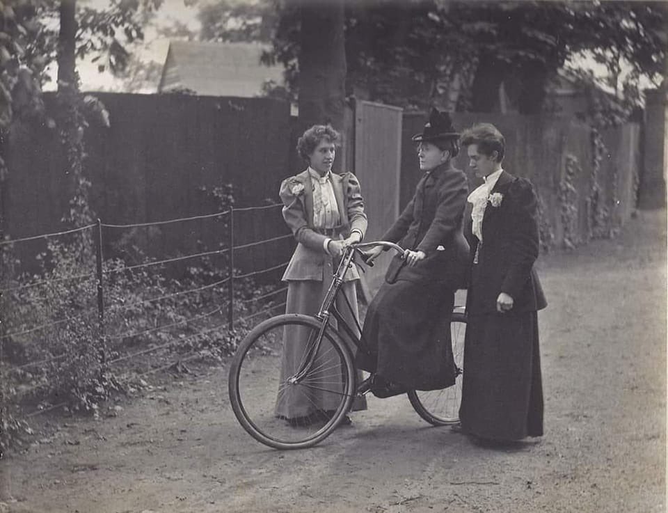 Frances Willard (1839-1898): clave en la lucha por los derechos de la mujer, aprendió a pedalear con 53 años. Después publicó 'Cómo aprendí a montar en bicicleta: reflexiones de una mujer influyente del s. XIX', donde animaba a las lectoras a montar en bicicleta: ⬇️