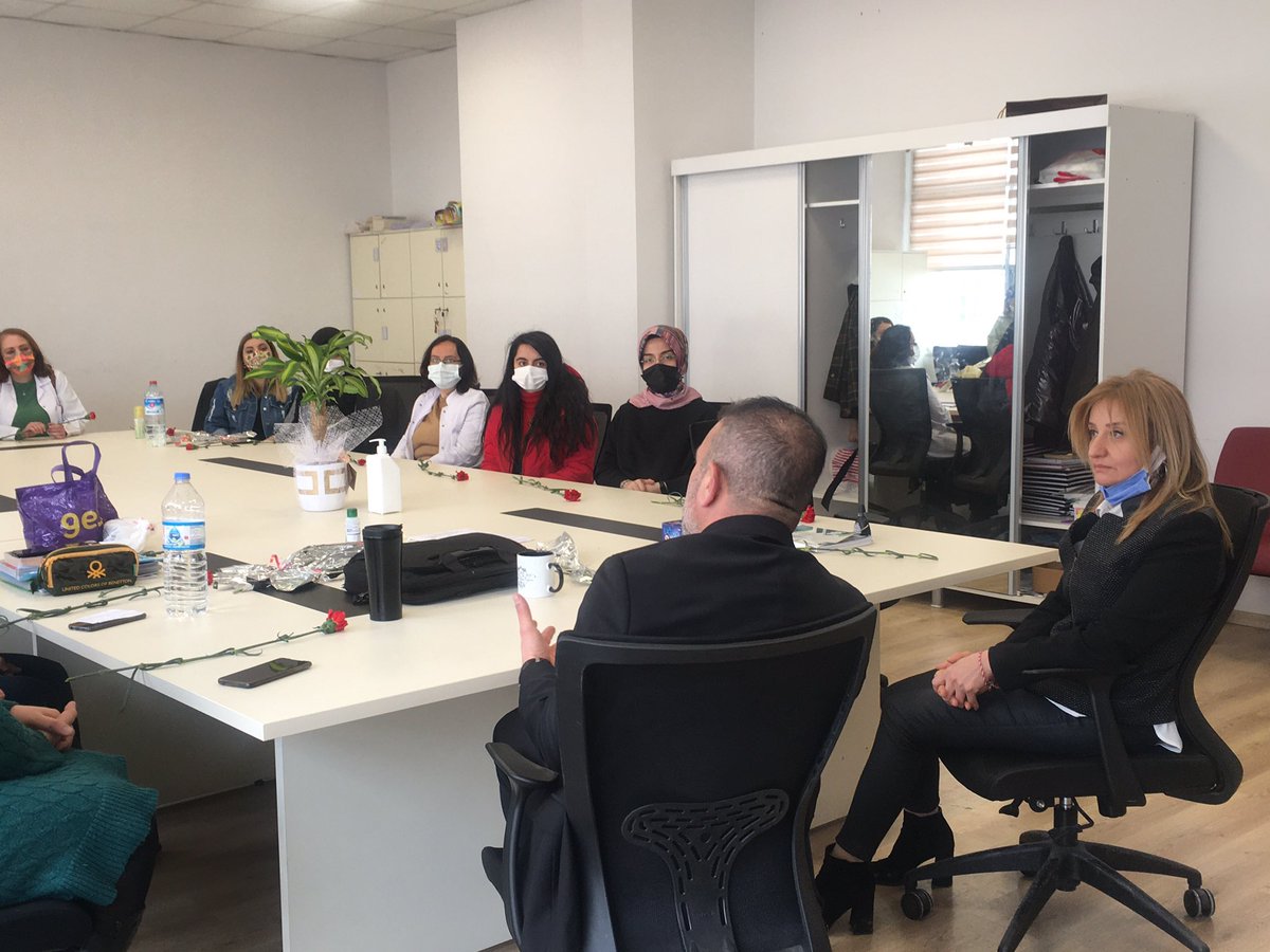 Sincan belediye başkanı Murat Ercan 8 Mart dünya kadınlar günü dolayısıyla okulumuzu ziyaret ederek kadın öğretmenlerimizle sohbet edip onlara çiçek takdim etti. Belediye Başkanımıza okulumuza gösterdiği ilgi ve alakadan dolayı çok teşekkür ediyoruz.