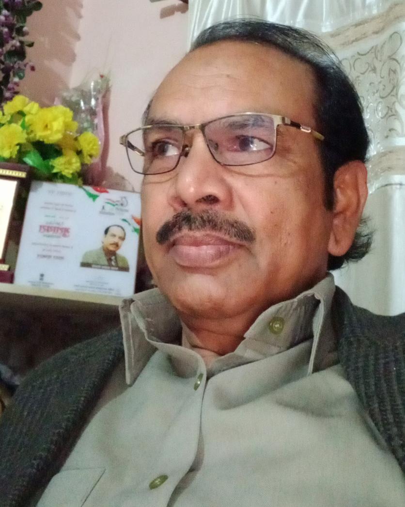 NomaniAqeel's tweet image. रात चुपचुप है हसीं है फिरभी
नींद आँखों में नहीं है फिरभी

इक शबे-माह को मुद्दत गुज़री
याद इक माहजबीं है फिरभी

उससे मिलनेका इरादा तो नहीं
उसके मिलनेका यक़ीं है फिरभी

जानते सब हैं कि मौत आएगी
मानता  कोई  नहीं है  फिरभी

मैं ने देखा तो नहीं  है लेकिन
कोई  मौजूद कहीं है  फिर भी