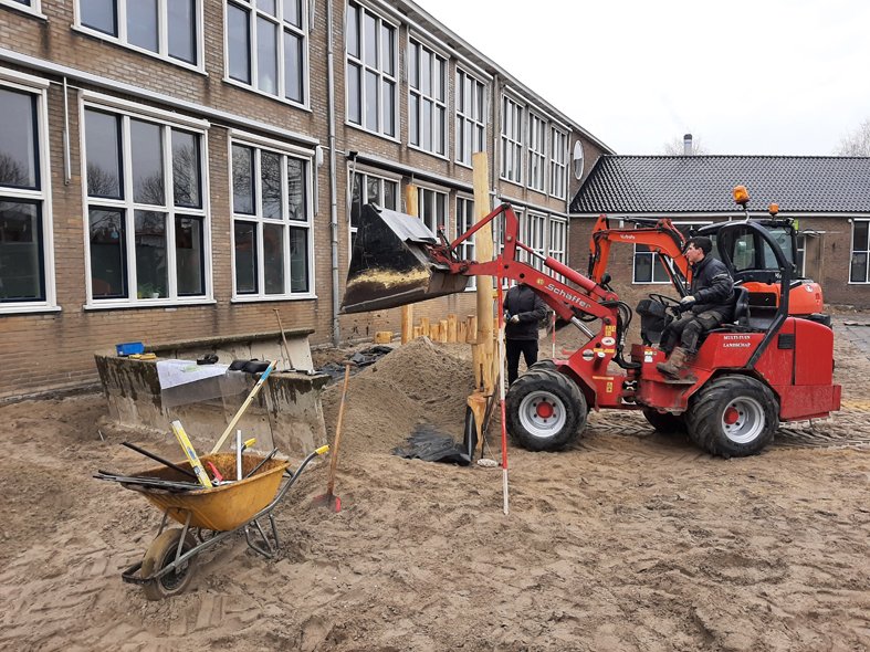 Bureau_RIS's tweet photo. Bij basisschool #GroenvanPrinsterer is gestart met verwijderen van tegels om plaats te maken voor enkele aanzienlijke ondergrondse waterbergingen. Hiermee wordt het plein en dakoppervlak afgekoppeld van riool #natuurlijkspelen #Capelleaandenijssel #klimaatadaptief @hhsenk https://t.co/H6kodeyskd