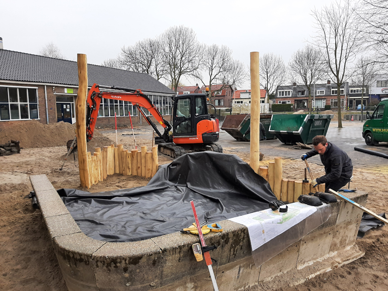 Bureau_RIS's tweet photo. Bij basisschool #GroenvanPrinsterer is gestart met verwijderen van tegels om plaats te maken voor enkele aanzienlijke ondergrondse waterbergingen. Hiermee wordt het plein en dakoppervlak afgekoppeld van riool #natuurlijkspelen #Capelleaandenijssel #klimaatadaptief @hhsenk https://t.co/H6kodeyskd