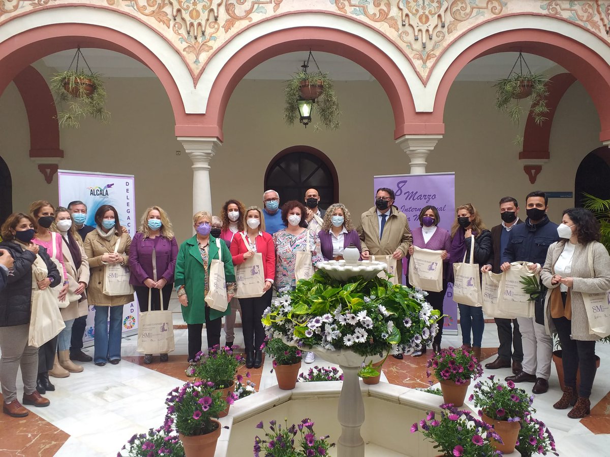 Nuestra portavoz municipal @SGonzalez_PP, junto al tambien concejal @pedrogonzalezpp, han asistido al acto de lectura del manifiesto conmemorativo del #DiaInternacionalDeLaMujer #8M2022, que ha tenido lugar en el <a href="/aytoguadaira/">Alcalá de Guadaíra</a>.