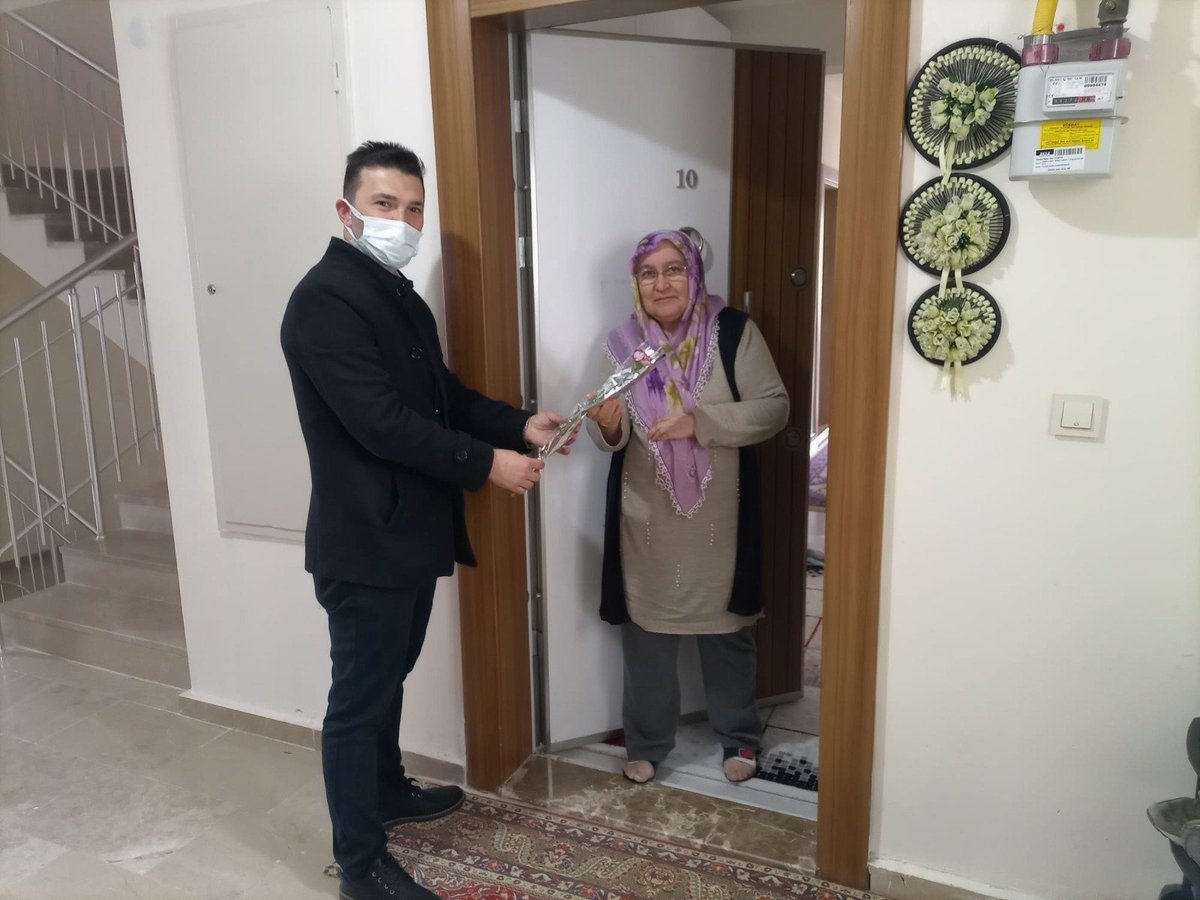 Emlak Yönetim AŞ’ye bağlı sitelerde site çalışanları 8 Mart Dünya Kadınlar Günü dolayısıyla kadın site sakinlerine çiçek hediye etti.

Haberin Devamı: buff.ly/3tHjTzE