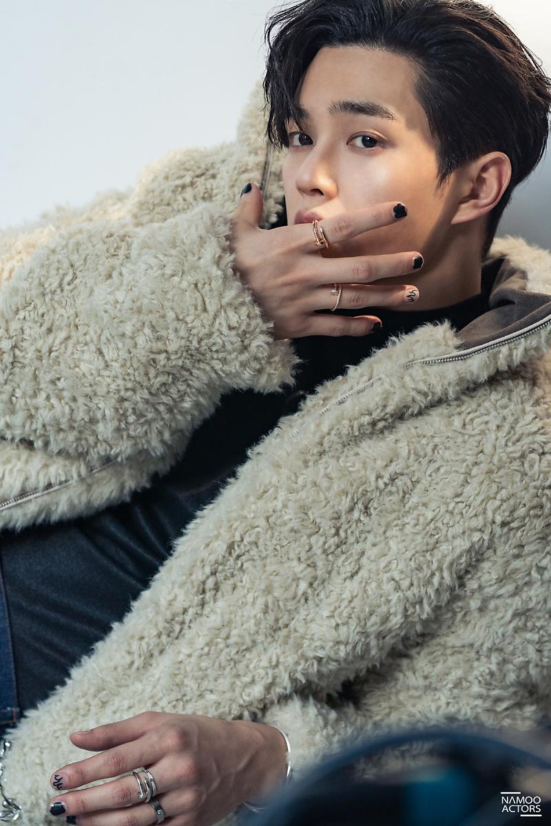 Breaking the masculinity stereotype by painting my nails as if I'm a rockstar. Wrapped in furry outer, I emit warmth and coolness at the same time. These pictures are examples on how I amaze people just by gazing through the camera with my sharp look, gravitating them towards me.