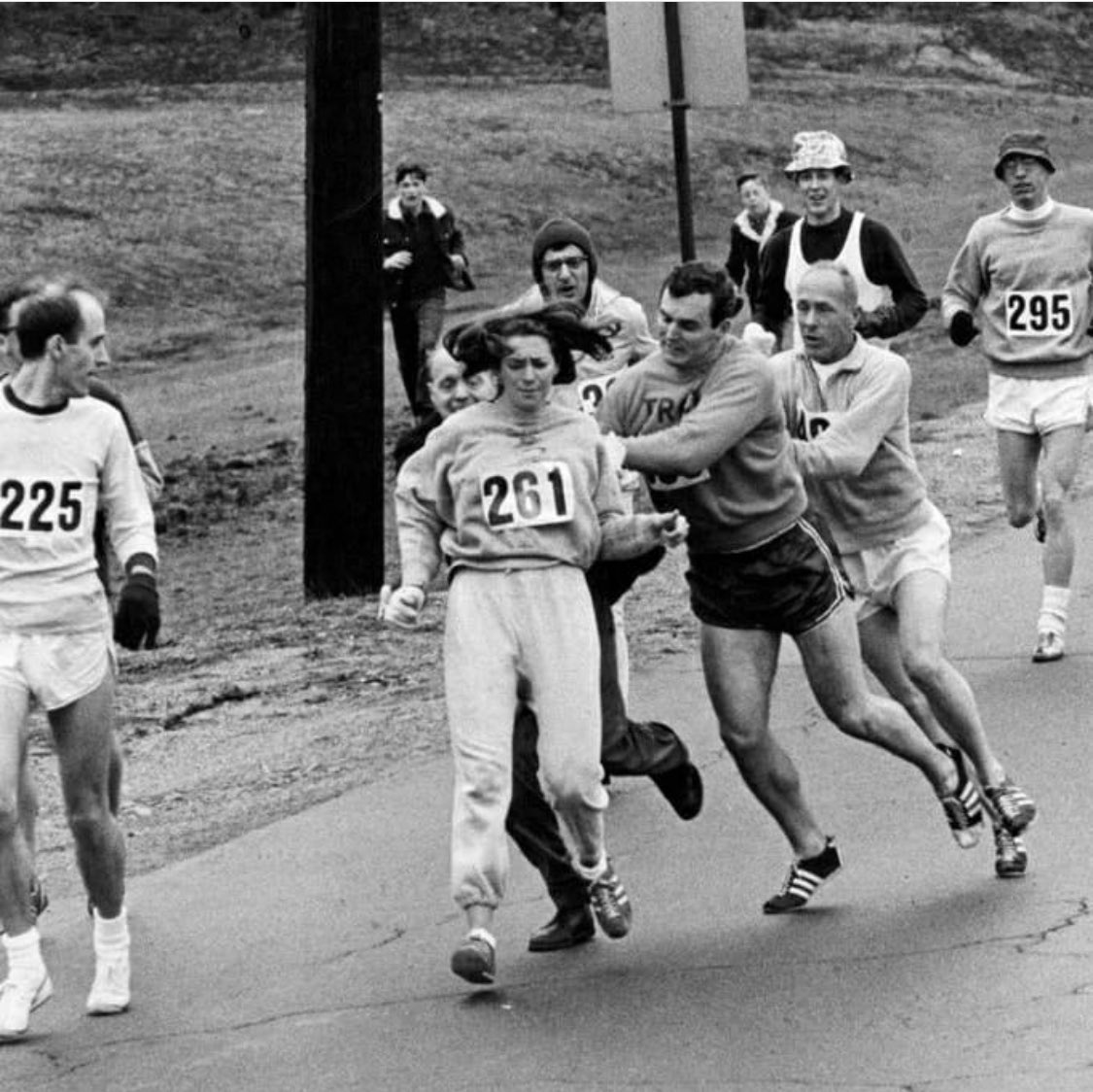 EveFitCL's tweet photo. Katherin Switzer, valiente mujer q nos abrió el camino en el mundo del correr🏃‍♀️💜✊🏽
En 1967 se transformó en la primera mujer inscrita q corrió una maratón a nivel profesional, la Maratón de Boston…
La participación de mujeres estaba prohibida, xq nos consideraban muy https://t.co/30AcIwY0Yp