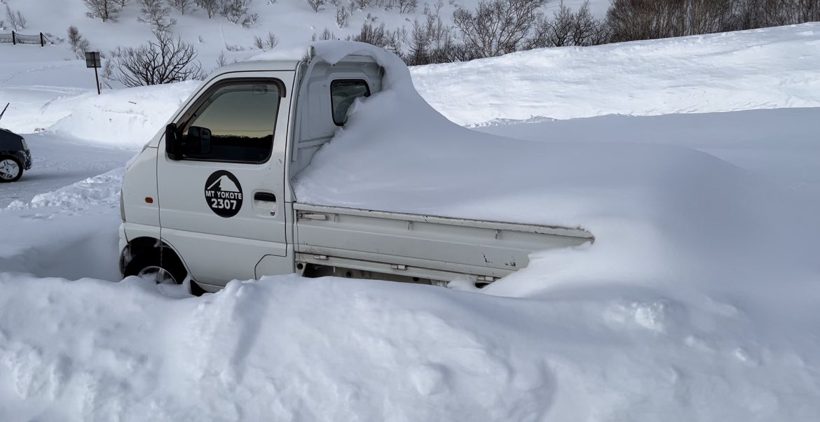 Dean_NismoZ33's tweet photo. How long before the owner can get this Suzuki Carry out? #JDM #SUZUKI #carry #suzukicarry #snow #coveredinsnow #nagano https://t.co/WvTC1IzSWW
