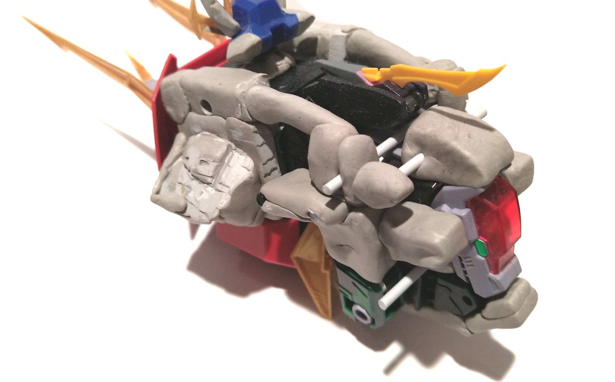 キングゴウザウラーの背中が出来てきた時でした
(本当にそれでいいのか) 「だ…誰だ!」
(私は心の中のお前だ)
「何が言いたい!」
(マグナの胴体)
「あれを背負わせろと」
(本当に今のままで3体合体してると言張れるならな)
「ぐ…」

って事で
#熱血最強ゴウザウラー #エルドランシリーズ 