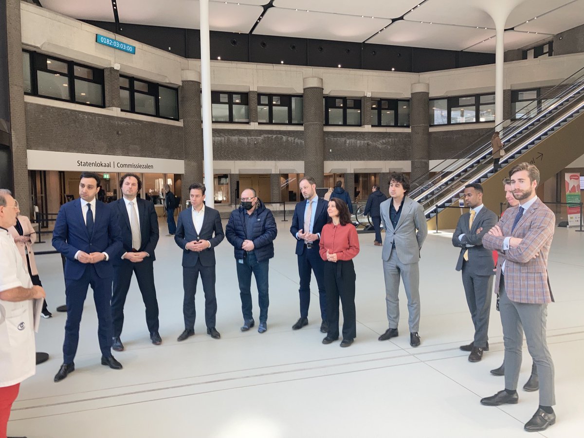 IenWTweedeKamer's tweet photo. De commissie #IenW heeft zojuist een petitie over een verbod op consumentenvuurwerk in ontvangst genomen #vuurwerkmanifest.NL https://t.co/3mwFY97W1e