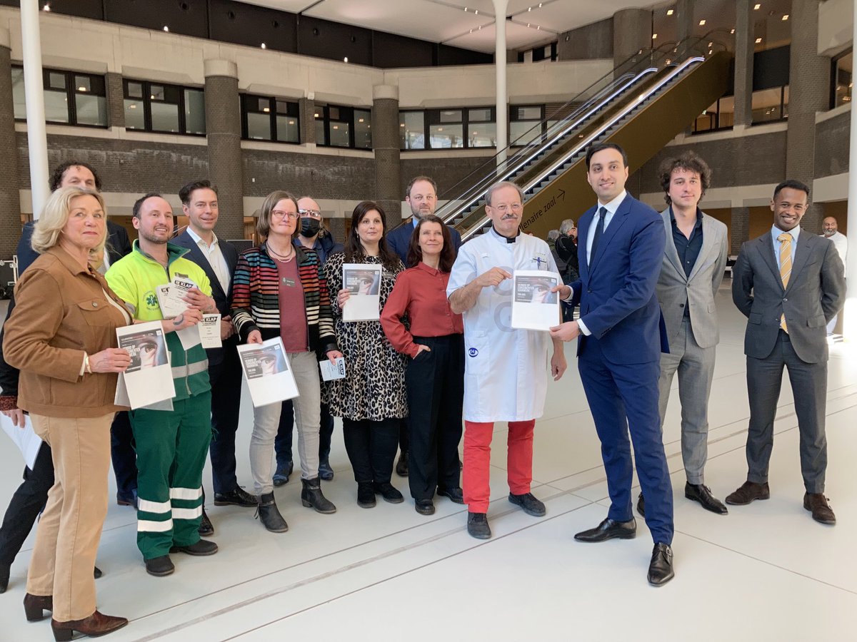 IenWTweedeKamer's tweet photo. De commissie #IenW heeft zojuist een petitie over een verbod op consumentenvuurwerk in ontvangst genomen #vuurwerkmanifest.NL https://t.co/3mwFY97W1e