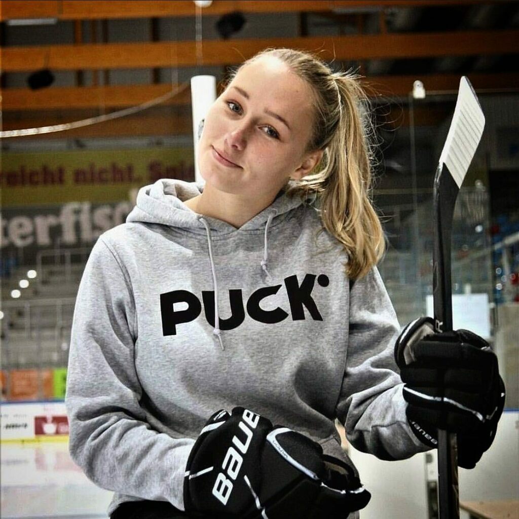 PuckWear's tweet photo. ⚡️PUCK Wear is 50% women
🏒 PUCK Wear has a woman as managing director
🥅 All sponsorships go to women's icehockey
♥️ We love and support women in icehockey
🍀 We wish all women a happy #womensday 2022
.
#hockeygirl #womensday2022 #womenicehockey #women… https://t.co/UL3lxk7Ujo https://t.co/BrfAu4dknV