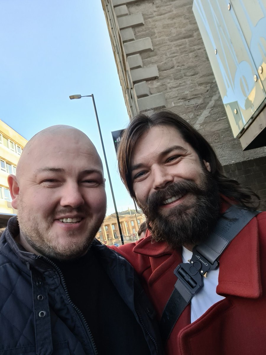 ewy_T's tweet photo. @BiffyClyro

Absolute pleasure (and a shock) too meet you guys last night pre gig in Dundee.

#monthefuckingbiffy
#biffyclyro https://t.co/H1My2PnYW3