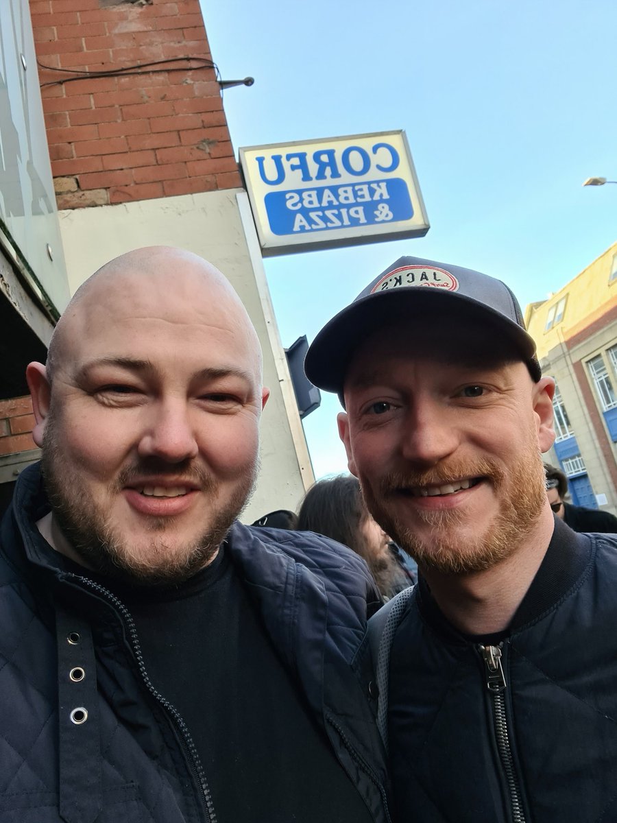 ewy_T's tweet photo. @BiffyClyro

Absolute pleasure (and a shock) too meet you guys last night pre gig in Dundee.

#monthefuckingbiffy
#biffyclyro https://t.co/H1My2PnYW3