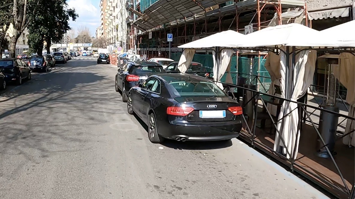 uatananz's tweet photo. "Parcheggio davanti al dehor" il nuovo sport degli automobilisti romani 🥇🏆

#roma #malasosta #doppiafila https://t.co/tfErw6NYe6