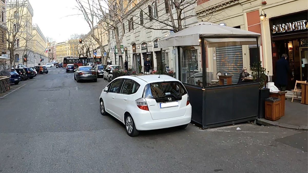 uatananz's tweet photo. "Parcheggio davanti al dehor" il nuovo sport degli automobilisti romani 🥇🏆

#roma #malasosta #doppiafila https://t.co/tfErw6NYe6