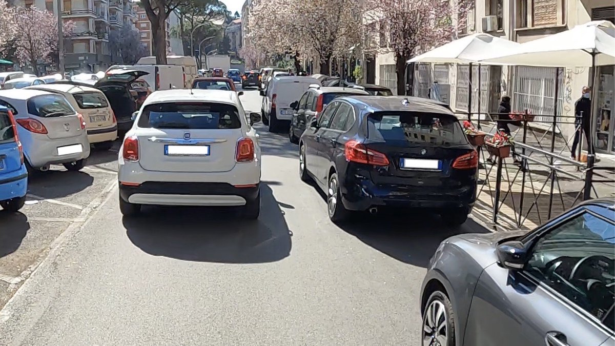 "Parcheggio davanti al dehor" il nuovo sport degli automobilisti romani 🥇🏆

#roma #malasosta #doppiafila