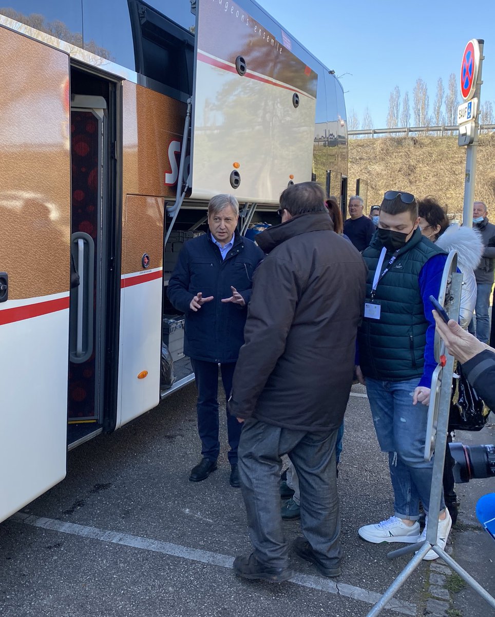 EuroMetroMetz's tweet photo. Bienvenue à nos amis Ukrainiens ! 🇺🇦

Arrivée des premiers réfugiés Ukrainiens au Centre Saint Symphorien ! Près de 240 personnes ont étés acheminées par le convoi affrété par la @MairiedeMetz et l’Eurometropole ! 🚌 https://t.co/hsAKHrvaB4