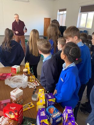 HagbourneSchool's tweet photo. Year 6 volunteered at @didcotfoodbank this morning! We donated £227 from our hot chocolate sale last term. https://t.co/BHPF0o4Tng