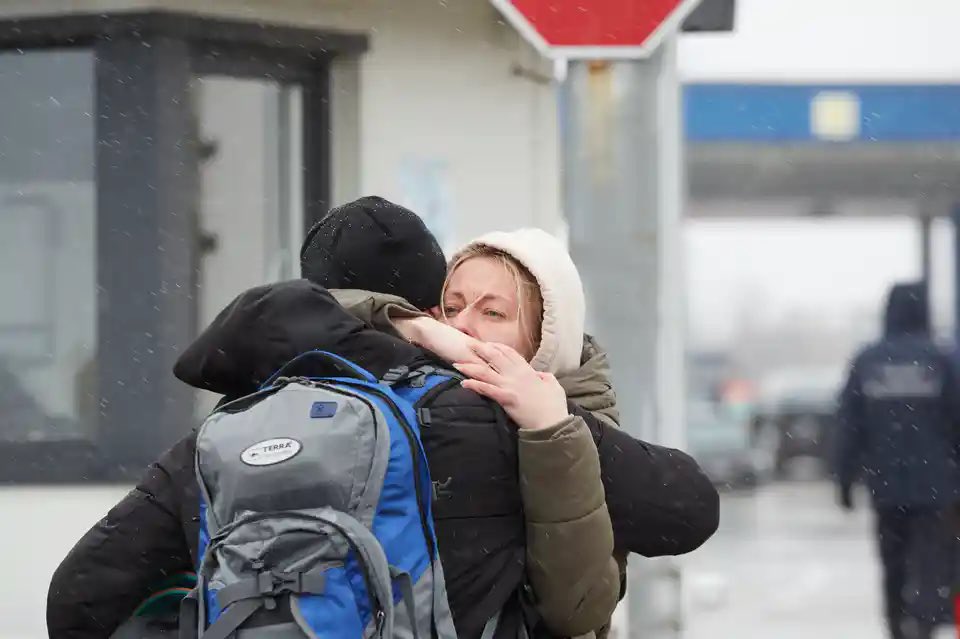 Hoy sólo puedo pensar en ellas: la que mete a su hijo de 11 años en un tren con un tlf en la mano, la que deja a su pareja en el frente, la que va al frente, la que sabe que no volverá a ver a sus padres mayores, la que no se quita de la cabeza a su hijo con un arma en la mano…