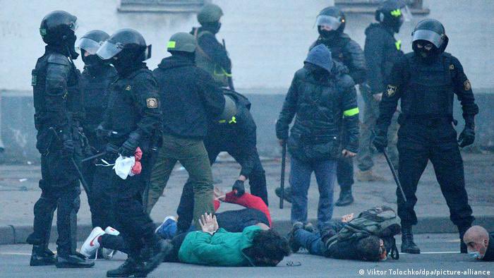 #Belarus People in the Akrescina detention center were severely beaten by riot police, they were screaming terribly, were tortured, witnesses say. In the past days, nearly 1000 people have been arrested for anti-war rallies
