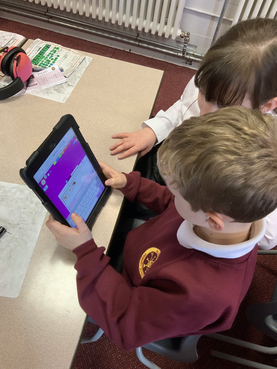 ABCPschool's tweet photo. #Class34W were creating branching databases on J2data yesterday. They considered similar attributes to think of questions that would help sort their chosen objects into groups. #ABComputing https://t.co/jeLl8YldmU