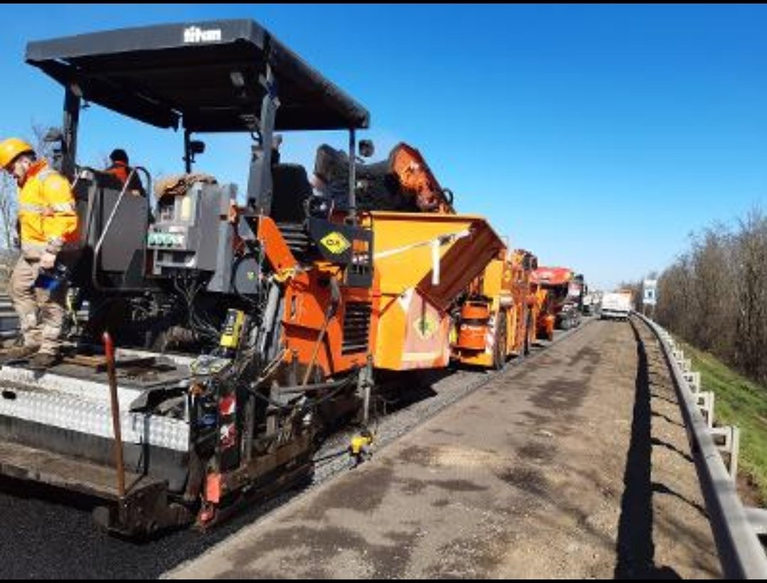 AmblardMarc's tweet photo. Aujourd'hui, visite presse pour les travaux de chaussée sur A71 dans le secteur de Riom. @GroupeAPRR @lamontagne_fr @radiorcf https://t.co/UgGlBjpf9i