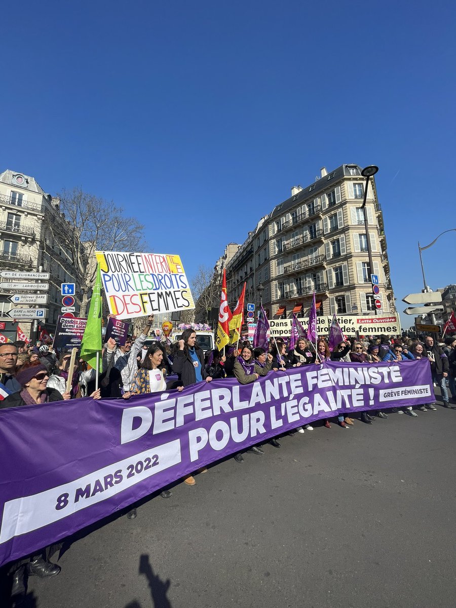 greve_feministe's tweet photo. Déjà quelques milliers de personnes à Gare du Nord ! 

Vous nous rejoignez ? 😍✊🔥 

#8mars2022 #GreveFeministe https://t.co/wnrH1sS9hJ