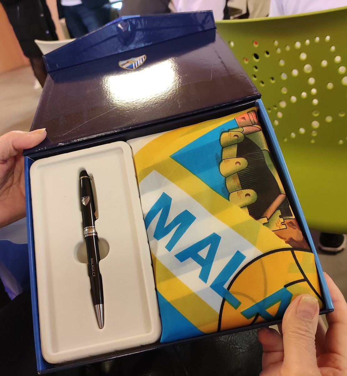 RakeVerdugo's tweet photo. Ya de vuelta en el bus del @MalagaCF en esta jornada para el #8MCF. Ha estado muy guay, con regalitos incluídos 😊 https://t.co/CCz2sob9XA