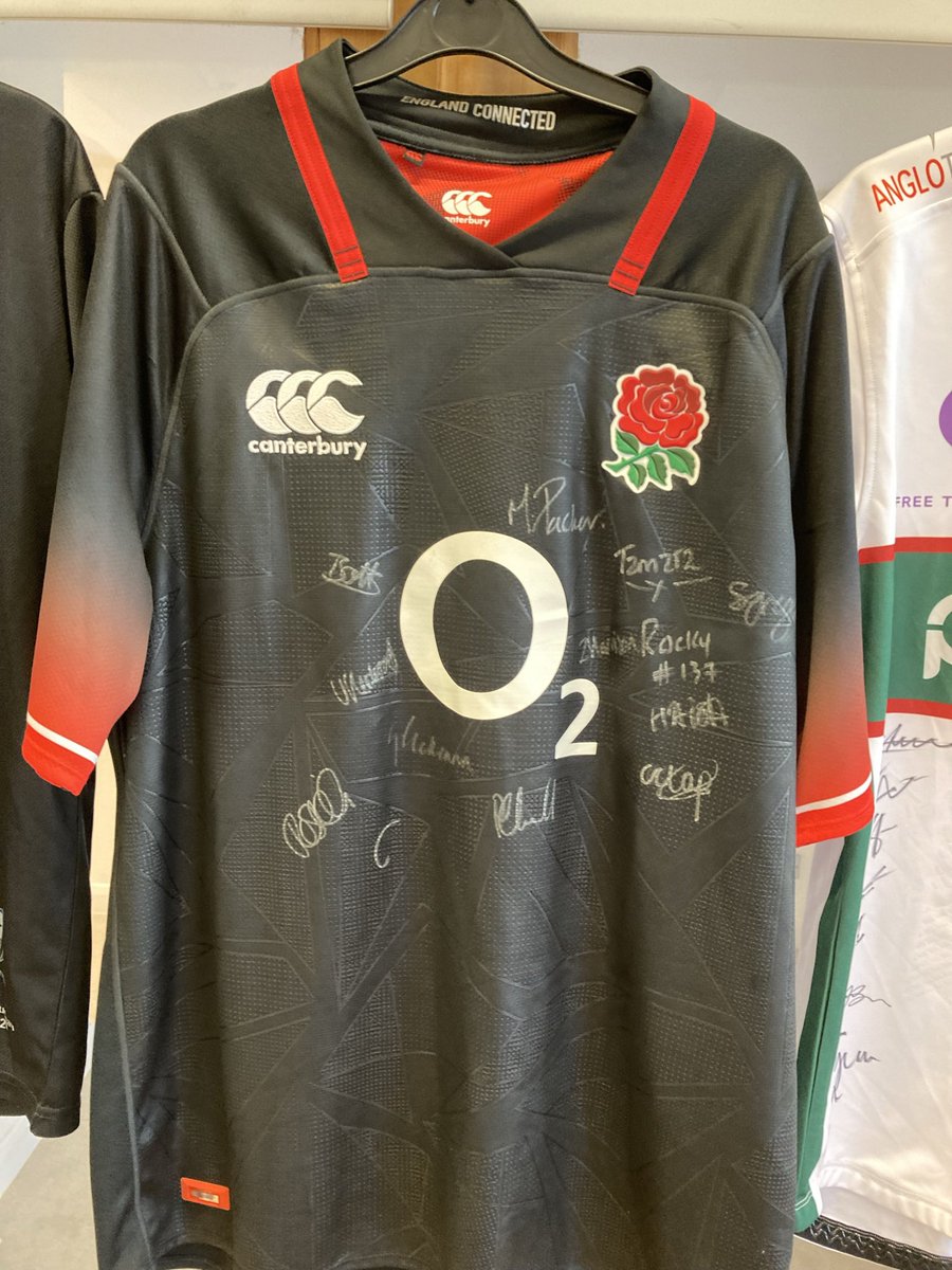 celebrate international women’s day by putting a bid in on this England shirt Signed by the Red Roses of past and present. Kindly organised by Rocky Clarke 
Proceeds from this auction are being split between the <a href="/commkitbag/">Communitykitbag</a> and <a href="/OldBrentwoods/">Old Brentwoods</a> to support their memorial match #NS10