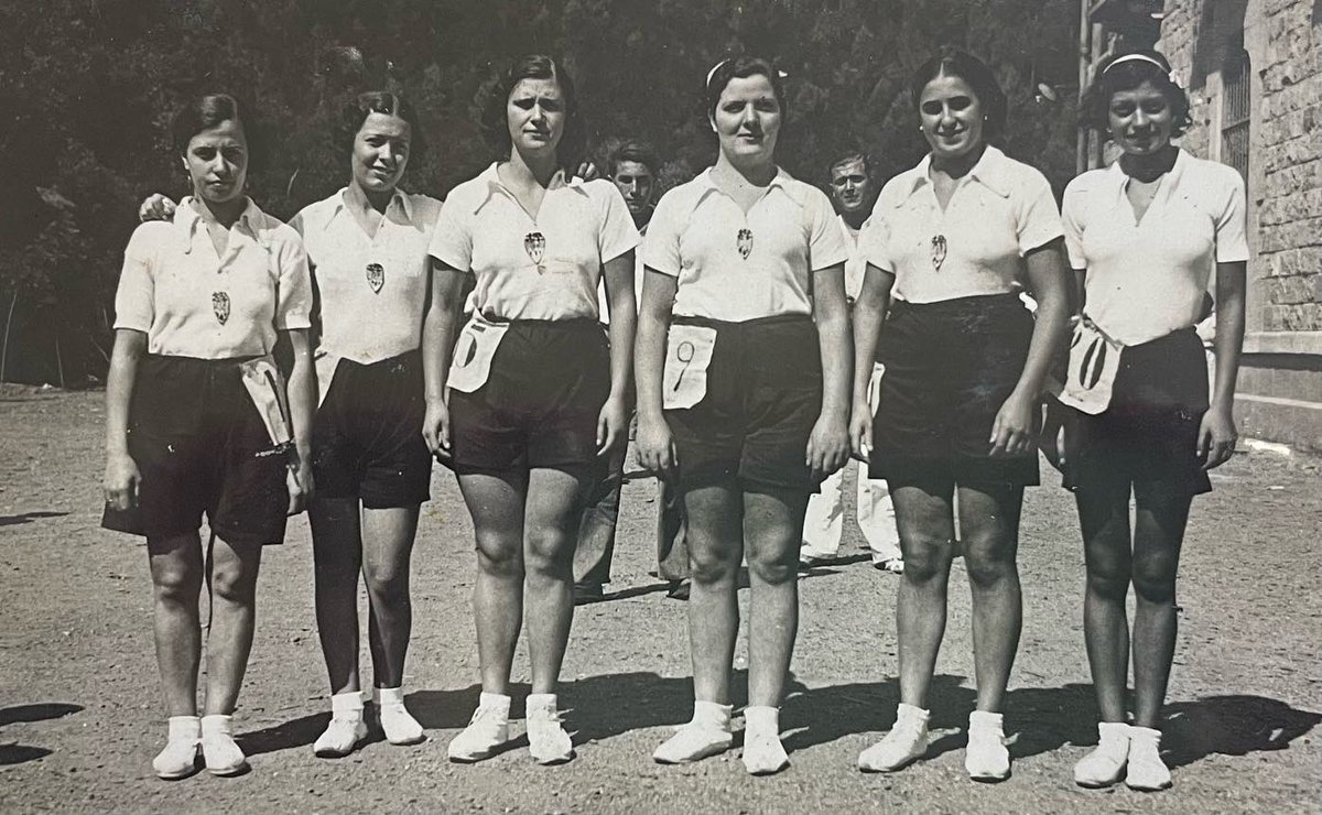 Foment_cat's tweet photo. 💯En el Dia de la Dona volem retre homenatge a totes les sòcies de Foment que des del principi han format part del nostre club, malgrat que no sempre en igualtat de condicions. Obrim fil amb una cursa femenina de 1934 👇 #8m #8M2022 #centenarifoment https://t.co/rgcgiyqmzh