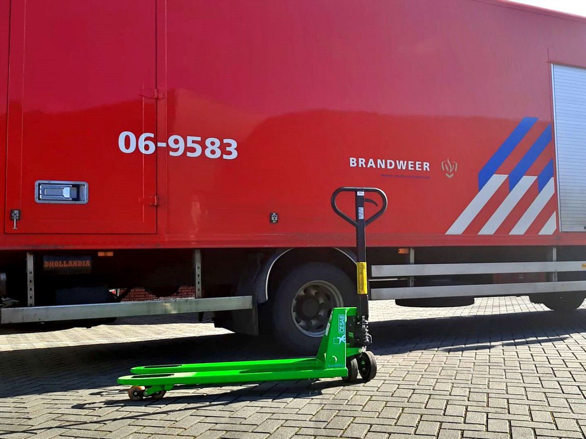 esra_bv's tweet photo. De pompwagen, onmisbaar voor het vervoer van zware goederen.

 @VNOGregio is zeer tevreden met de #Cesab #handpallettruck met Quicklift. 

Stel hem gemakkelijk samen op: https://t.co/Sci79QpdcS

#EsraBV #Logistics #Brandweer #Veiligheidsregio https://t.co/SLAgAsugcA