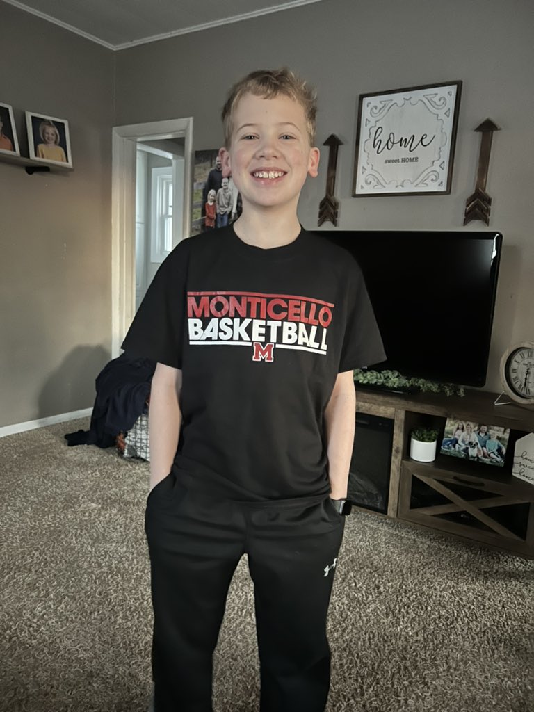 10Boxermom15's tweet photo. Good luck today!!! Carver will be cheering you on from Northeast in his sweet Monti tshirt🖤 @MonticelloBBall https://t.co/k1Oc3snYiU