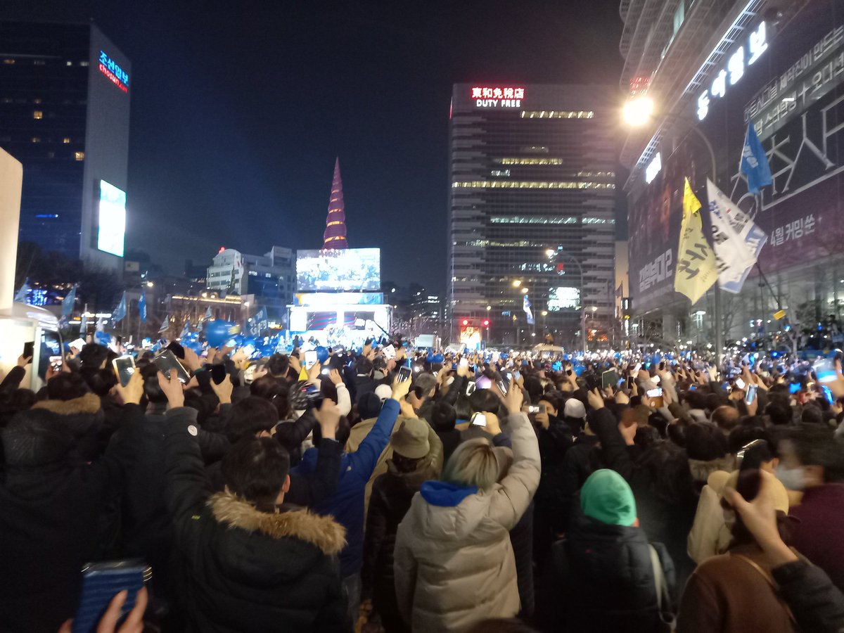 pPcVrQXznAcbTDV's tweet photo. 국민이 키운건 이재명이다

촛불광장에 울려 퍼지던
이재명의 사자후는
국민과 함께 
새시대를 여는 대통령의 언어
품격 의지를 보여준다
개혁 대통령 
경제 대통령 
민생과 국민을 우선 하는 
이재명 대통령을 만나보자
3월10일
이재명 시대를 노래하라 https://t.co/PTtUzFR0HP