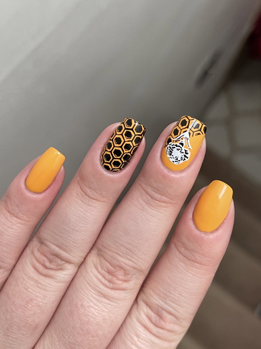 Bethsnailss's tweet photo. 1 yr + 20 weeks. I could have sworn I had a bee stamp lol. I couldn’t find it so I did a flower instead. 🐝💐 I’m not sure about the hand with the dogs. I feel like they’re hard to see. Do you think I should’ve stamped the dogs in black instead? #holotaco #maniology https://t.co/xVMgUWddp4