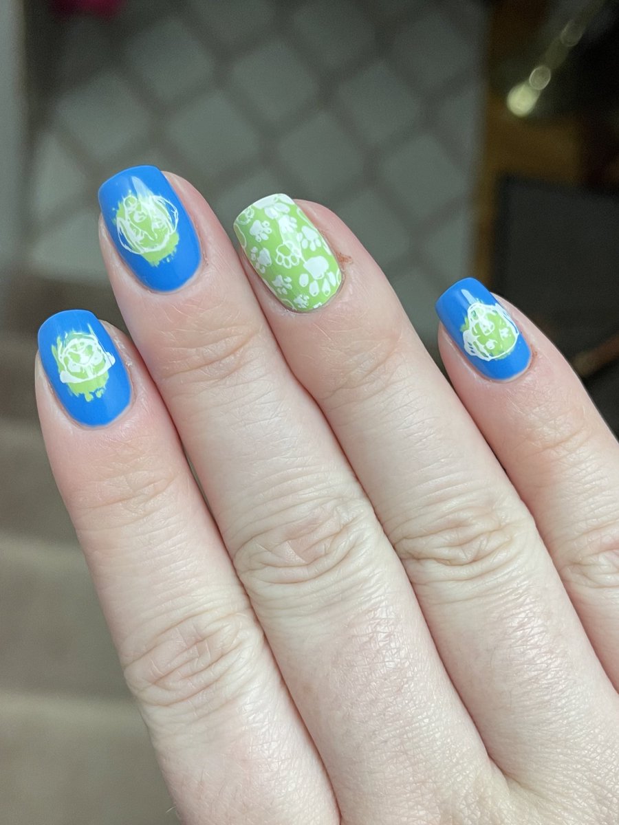 Bethsnailss's tweet photo. 1 yr + 20 weeks. I could have sworn I had a bee stamp lol. I couldn’t find it so I did a flower instead. 🐝💐 I’m not sure about the hand with the dogs. I feel like they’re hard to see. Do you think I should’ve stamped the dogs in black instead? #holotaco #maniology https://t.co/xVMgUWddp4